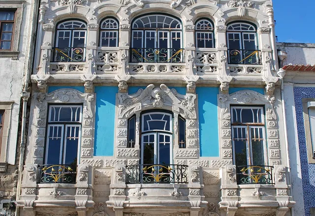 Fachada Art Nouveau da Casa do Major Pessoa, em Aveiro, com azulejos azuis e ferro forjado
