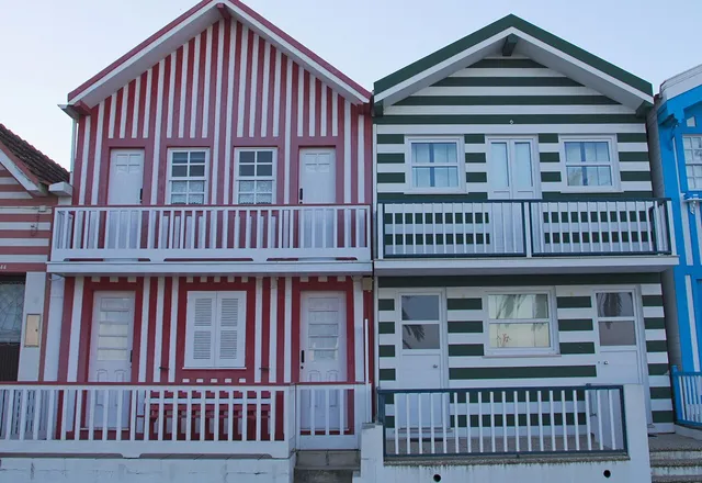 Palheiros às riscas vermelhas e verdes na Costa Nova, perto de Aveiro