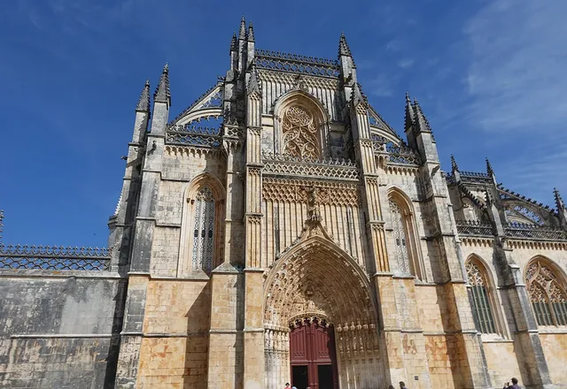Fachada principal do Mosteiro da Batalha, em estilo gótico manuelino