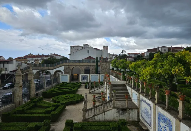Jardim do Paço Episcopal de Castelo Branco, com socalcos, azulejos e estátuas