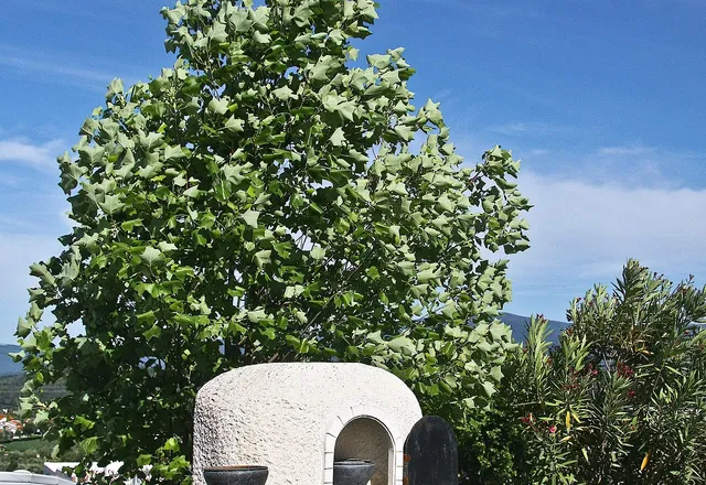 Monumento em forma de forno de lenha, em homenagem à chanfana, em Semide