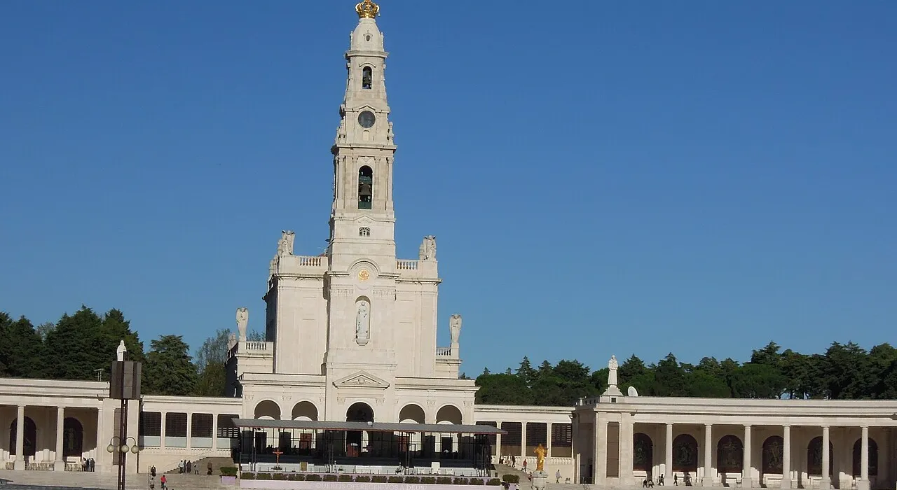Basílica de Nossa Senhora do Rosário de Fátima e a esplanada do santuário