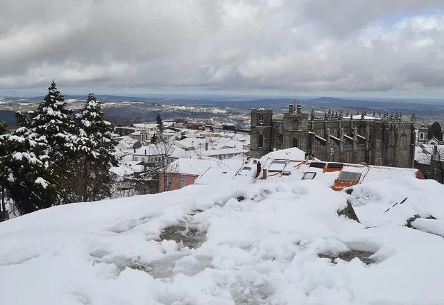 Vista da Sé da Guarda e dos telhados da cidade cobertos de neve