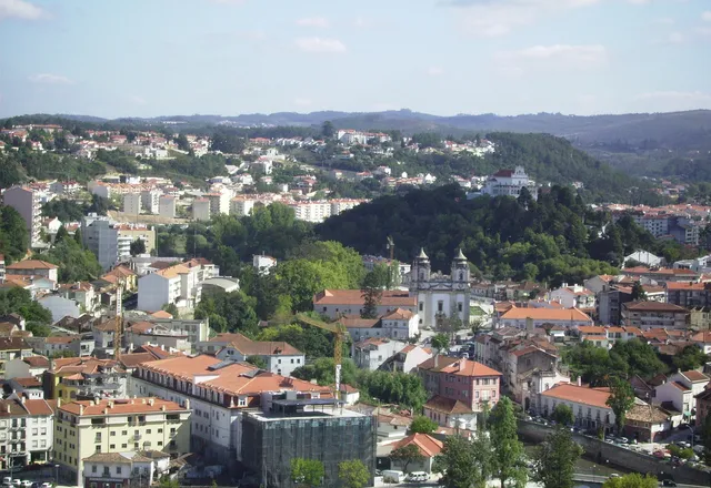 Vista aérea do centro de Leiria com a igreja e o casario