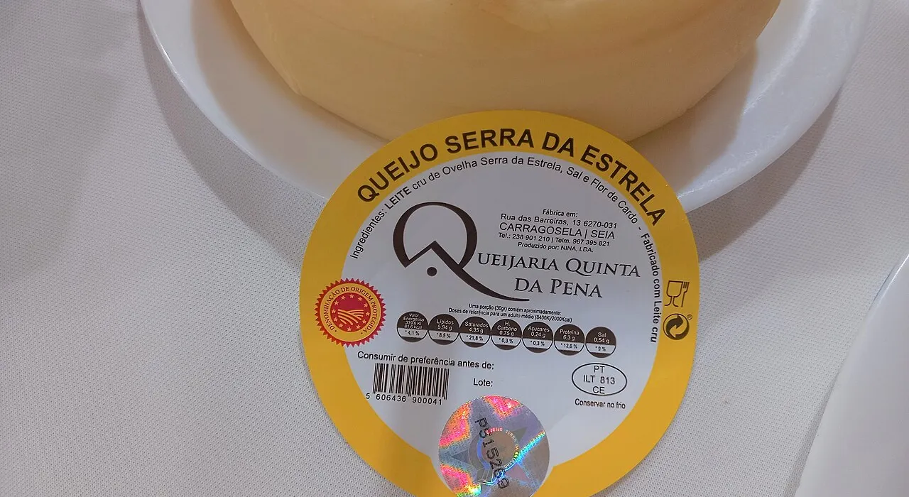 Queijo Serra da Estrela DOP inteiro, com o rótulo da queijaria