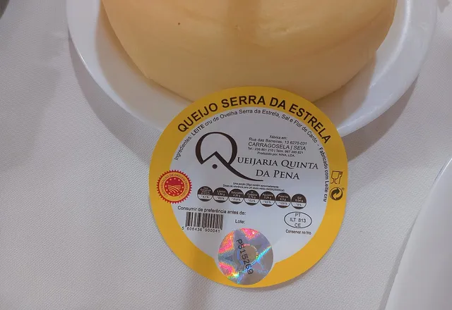 Queijo Serra da Estrela DOP inteiro, com o rótulo da queijaria
