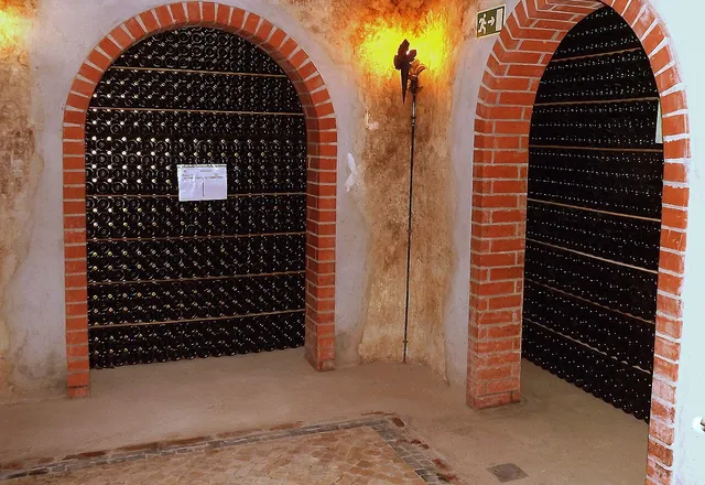 Garrafas de espumante em estágio nas caves de Cantanhede, na Bairrada