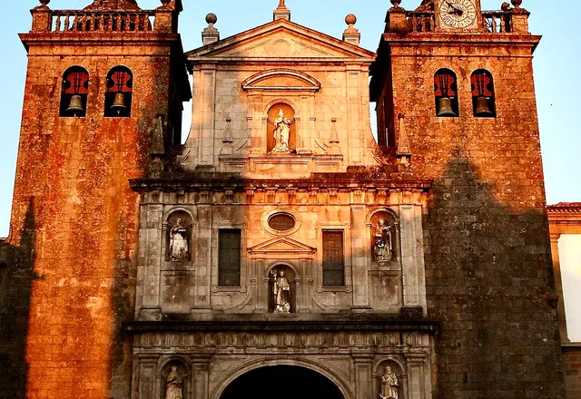 Fachada da Sé de Viseu ao entardecer, com as duas torres sineiras