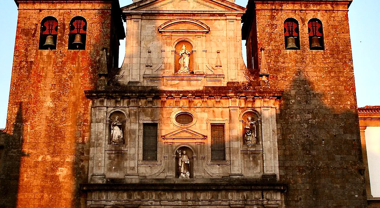 Fachada da Sé de Viseu ao entardecer, com as duas torres sineiras